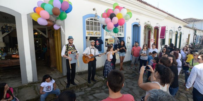 Festa literária internacional acontece até domingo em Paraty