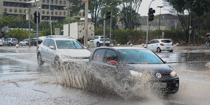 Inmet alerta para chuvas e ventos fortes no final de semana