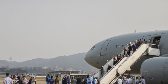 Terceiro grupo de brasileiros repatriados do Líbano chega a São Paulo