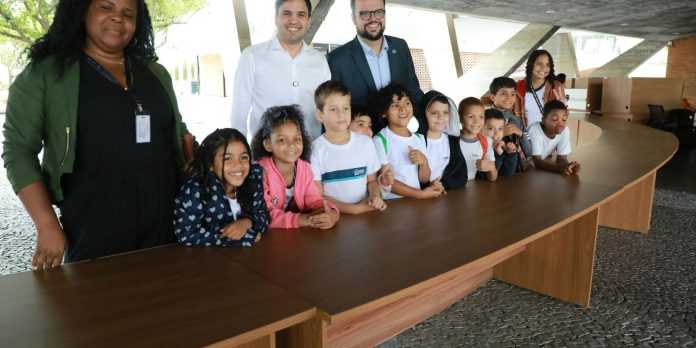 Mesas do G20 são doadas para escolas públicas do Rio de Janeiro