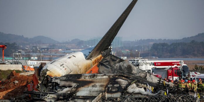 Avião bate em muro de aeroporto na Coreia do Sul e deixa 179 mortos