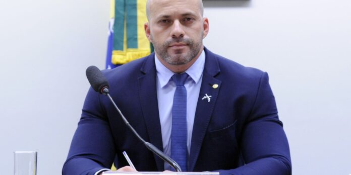 Daniel Silveira ganha liberdade condicional